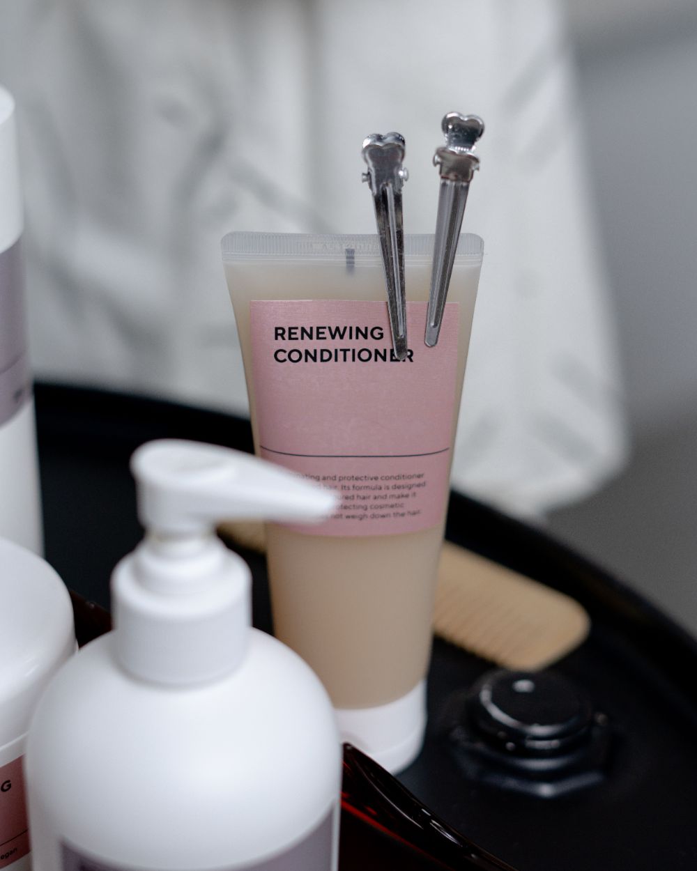Conditioner tube and pump bottle for cosmetic formulation
